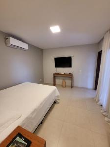 TV a/nebo společenská místnost v ubytování Hotel Golfinho + 1 fotografie