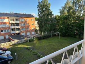 una vista di un cortile con una palla da pallavolo di Malmi Home a Vaasa