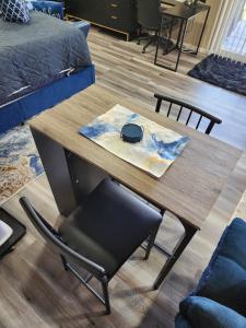 Zona d'estar a Entire Basement with private Entrance within walking distance from the Gaylord hotel