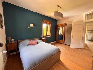Postel nebo postele na pokoji v ubytování Chambre double dans Auberge Alsacienne