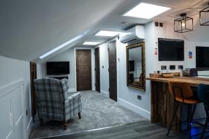 OssettにあるChestnut Retreatの部屋に机と椅子がある部屋