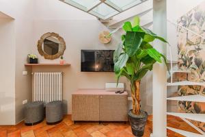 a living room with a plant and a tv at Appartamento La Torre in Pistoia