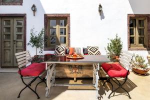 Gallery image of Santorini Vista Legacy Retreat - Live the history, wake to the view in Pirgos