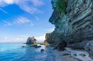a view of a rocky shoreline with the ocean at Villa Rosita - Apo Island in Dauin