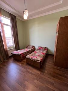 Postel nebo postele na pokoji v ubytování Guest House ZUGDIDI INN