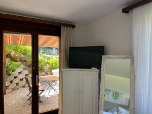 Telewizja i/lub zestaw kina domowego w obiekcie Studio 5 Minuten von Murten