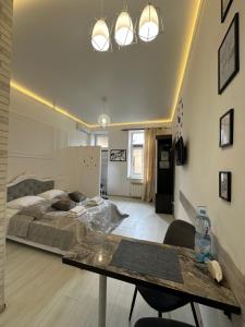 een slaapkamer met een bed en een tafel erin bij Vintage apartment in Lviv