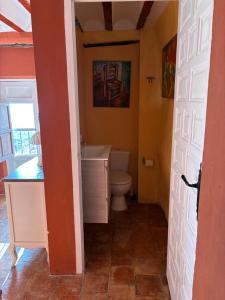 une salle de bain avec des toilettes, un lavabo et une porte dans l'établissement Casa Meraki Moratalla, à Moratalla 21 autres photos