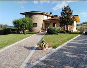 a brick driveway leading to a house at Al Boschetto in Melizzano