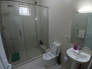 Koupelna v ubytování Loki's Homely Haven + 10 fotografií