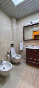 スヴェティ・ステファンにあるAzure Horizon Pržnoのトイレ、洗面台、鏡のあるバスルーム