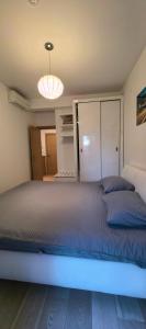 スヴェティ・ステファンにあるAzure Horizon Pržnoのベッドルーム1室(青いライト付きの大型ベッド1台付)