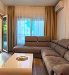 スヴェティ・ステファンにあるAzure Horizon Pržnoのソファとコーヒーテーブルのあるリビングルーム