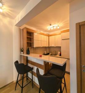 スヴェティ・ステファンにあるAzure Horizon Pržnoのキッチン(カウンター、椅子付)