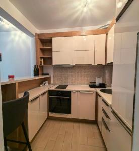 スヴェティ・ステファンにあるAzure Horizon Pržnoの白いキャビネットとコンロ付きオーブンを備えたキッチン +7枚の写真