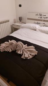 a pair of beds with towels laying on the bed at Casa Ohana a home a dream in Como +19 photos