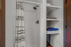 Φωτογραφία από το άλμπουμ του River Walk Cottage - Hot Tub - Pet Friendly - Swing - Screen Porch - River Access - Fire Pit - Wifi - Grill - Deck - King Bed σε Great Cacapon