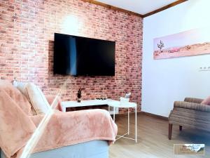 Μια τηλεόραση ή/και κέντρο ψυχαγωγίας στο Apartment Alegranza in the beautiful Village of Mozaga, Lanzarote