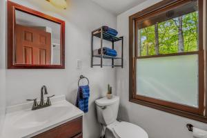 Ένα μπάνιο στο River Walk Cottage - Hot Tub - Pet Friendly - Swing - Screen Porch - River Access - Fire Pit - Wifi - Grill - Deck - King Bed +38 φωτογραφίες