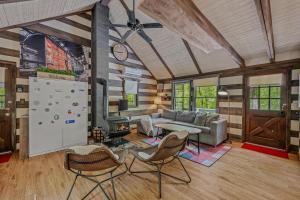 Χώρος καθιστικού στο River Walk Cottage - Hot Tub - Pet Friendly - Swing - Screen Porch - River Access - Fire Pit - Wifi - Grill - Deck - King Bed