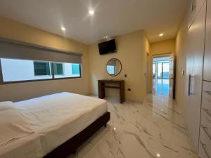 Un pat sau paturi într-o cameră la Estancia de Lujo La Cantera