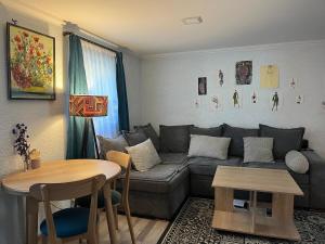 una sala de estar con un sofá y una mesa en Cozy Tbilisi Home, en Itʼkhvisi