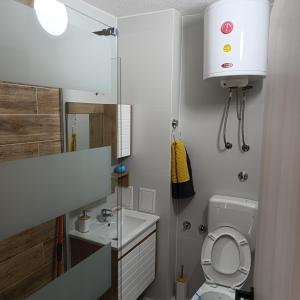 Ένα μπάνιο στο A&A Apartments