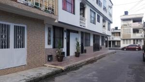 an empty street in front of a building at Hermoso y Comodo ApartaStudio! in Villavicencio