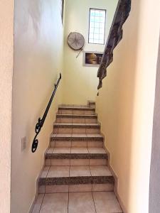 een trap met een trap in een gebouw bij Villa Hermosa Ocean View 2 Bed in San Carlos +25 foto's