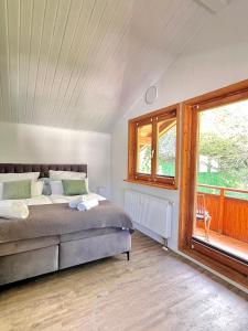 Giường trong phòng chung tại Bad Wildbad Lodges - Natur, Wellness und Komfort