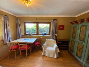 a dining room with a table and chairs and a window at Garconniere am Römerweg in Kitzbühel