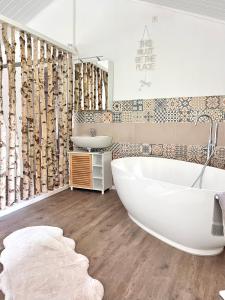 Phòng tắm tại Bad Wildbad Lodges - Natur, Wellness und Komfort