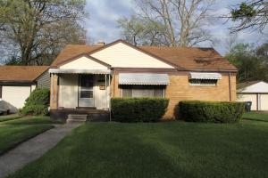 Oak ParkにあるBeautiful, Cozy Stay in Oak Park, Queen Bedroom, Work Setup & Backyard Grillの草の庭のある家