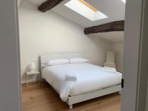 Spazio Perlasca Apt 3 - Cernobbio Como Lake客房内的一张或多张床位