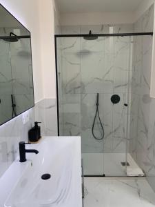 Spazio Perlasca Apt 3 - Cernobbio Como Lake的一间浴室