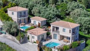 een luchtfoto van een huis met een zwembad bij Veramente Villas With Sea view in Lefkada