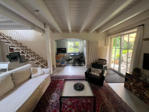 un soggiorno con un divano e un tavolo di Maisonette Ferienappartement mit Garten a Donaueschingen