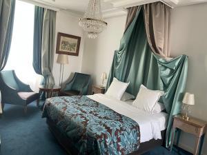 Postel nebo postele na pokoji v ubytování Hôtel Victor Hugo
