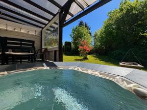 Bazén v ubytovaní Vadgalamb Apartman & Jacuzzi alebo v jeho blízkosti