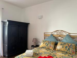 una camera con letto e armadio nero di Angolo Acuto metro B Conca D'Oro a Roma