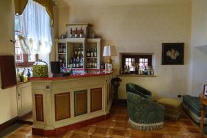 The lounge or bar area at Hotel La Collegiata