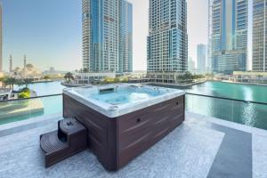 Hồ bơi trong/gần Brand New Luxury One Bedroom