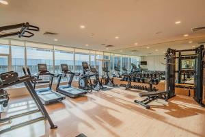Gimnasio o equipo deportivo en Stylish 1BR HighRise DT, Parking, Pool, Gym, W-D, Golf