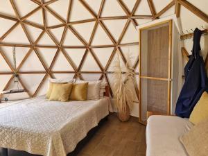 a room with a bed in a yurt at Dommo La Mesa in Piedecuesta