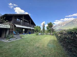 a house with a large yard in front of it at Chalet Rose - Einfamilienhaus in Interlaken