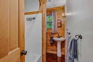 Ένα μπάνιο στο Seventh Heaven - Hot Tub, Pet Friendly, Grill, Wifi, Deck, Covered Porch, Family Friendly, Kid's Loft, King Bed