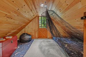 Gallery image of Seventh Heaven - Hot Tub, Pet Friendly, Grill, Wifi, Deck, Covered Porch, Family Friendly, Kid's Loft, King Bed in Great Cacapon