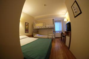 Двухъярусная кровать или двухъярусные кровати в номере Haydarpasa Hotel