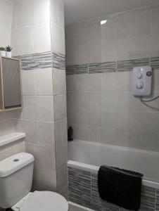 ein Badezimmer mit Toilette und Badewanne in der Unterkunft Family house near the beach! in Saint Columb Minor + 22 Fotos