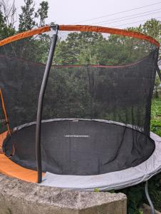 ein Trampolin mit einem Netz darüber in der Unterkunft Family house near the beach! in Saint Columb Minor